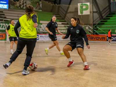 Quando entriamo nel palazzetto vediamo le atlete in divisa da allenamento impegnate in una serie di esercizi palla al piede...